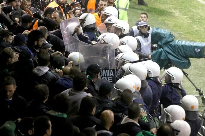 Εκτεταμένα επεισόδια στη Λεωφόρο: “Ζούγκλα” μέσα στο γήπεδο!