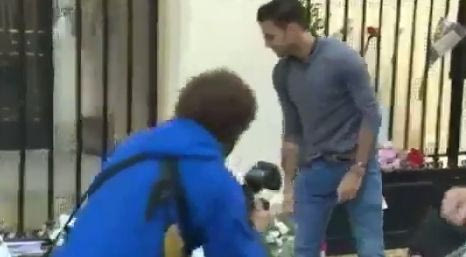 Ο Φάμπρεγας αποτίει φόρο τιμής στα θύματα του Παρισιού