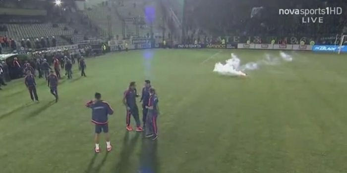 Κροτίδες και φωτοβολίδες στους ποδοσφαιριστές του Ολυμπιακού!