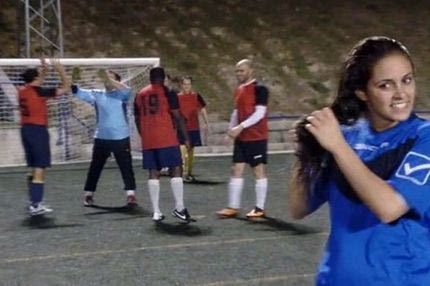 Γυναίκα ντύθηκε άντρας και “τρέλανε” τους αντιπάλους της