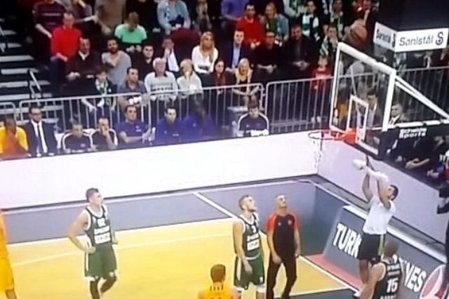 Το πιο παράξενο καλάθι στην Ευρωλίγκα