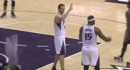 Self-Five ο Κουφός: Δίνει το χέρι στον εαυτό του!