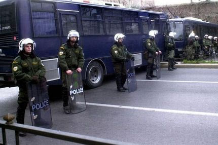 “Θερμόαιμο” παρών στο Μοναστηράκι από Ολυμπιακούς και Σέρβους οπαδούς, αυστηρά μέτρα της ΕΛΑΣ