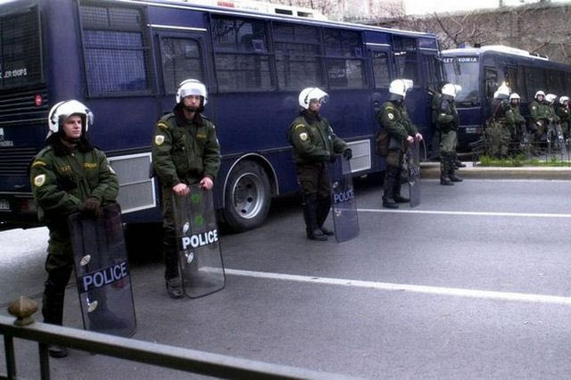 “Θερμόαιμο” παρών στο Μοναστηράκι από Ολυμπιακούς και Σέρβους οπαδούς, αυστηρά μέτρα της ΕΛΑΣ