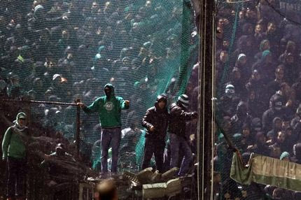 Οι οπαδοί “βράζουν” στον καναπέ