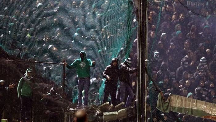 Οι οπαδοί “βράζουν” στον καναπέ