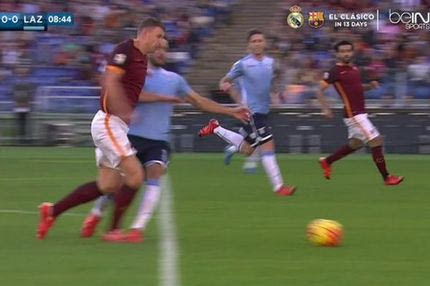 VIDEO: Το πέναλτι εκτός περιοχής που κέρδισε η Ρόμα