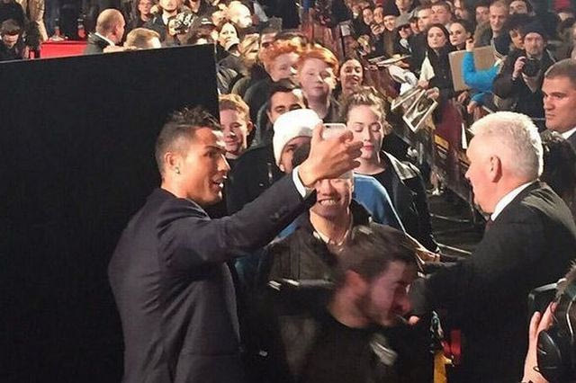 Πάει για ρεκόρ σε… selfies ο Κριστιάνο Ρονάλντο