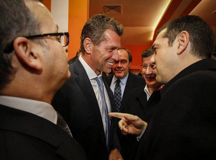 Στα αποδυτήρια της Εθνικής ο Τσίπρας