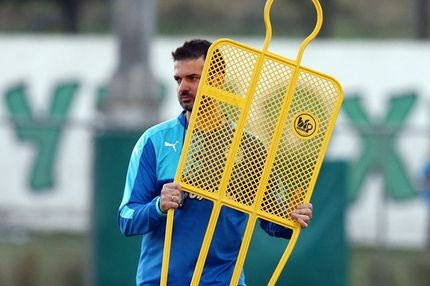 Ο Στραματσόνι της άμυνας και ο Εσιέν με τους βασικούς