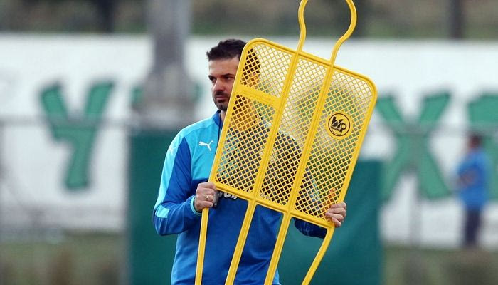 Ο Στραματσόνι της άμυνας και ο Εσιέν με τους βασικούς