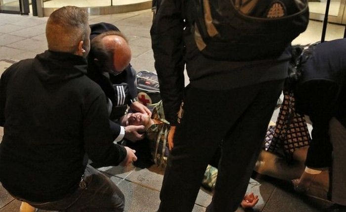 Ο γιατρός του Ολυμπιακού βοήθησε οπαδό στο Μόναχο