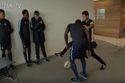 “Ξεφτίλισε” με “ποδιές” όλους τους παίκτες της ακαδημίας της Μάντσεστερ Σίτι