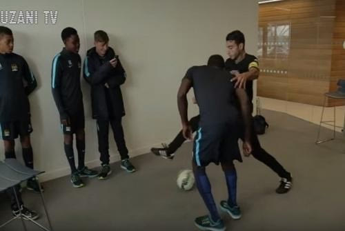 “Ξεφτίλισε” με “ποδιές” όλους τους παίκτες της ακαδημίας της Μάντσεστερ Σίτι