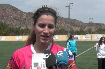 Μια γυναίκα δείχνει τον δρόμο στη Ρεάλ