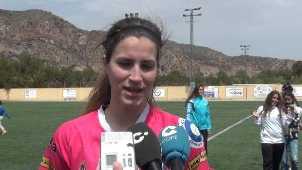 Μια γυναίκα δείχνει τον δρόμο στη Ρεάλ