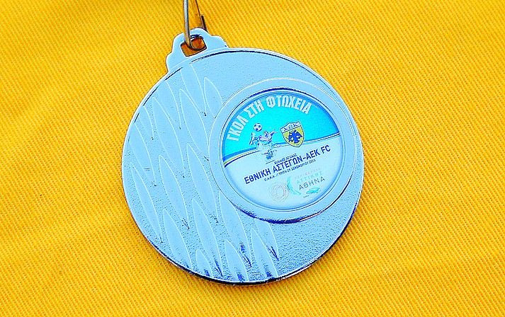 Oι παίκτες της ΑΕΚ βράβευσαν την Εθνική Αστέγων