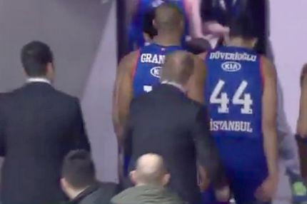 VIDEO: Εξαλλος ο Ιβκοβιτς, πήρε στο κυνήγι τους παίκτες του!