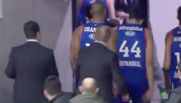 VIDEO: Εξαλλος ο Ιβκοβιτς, πήρε στο κυνήγι τους παίκτες του!