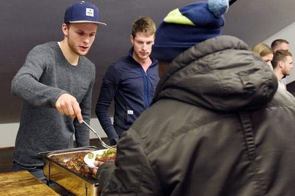 Μοίρασε φαγητό σε άπορους η Ζαντκ Πάουλι