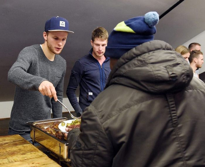 Μοίρασε φαγητό σε άπορους η Ζαντκ Πάουλι
