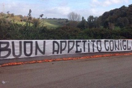 Καρότα στους παίκτες της Ρόμα από τους φιλάθλους!