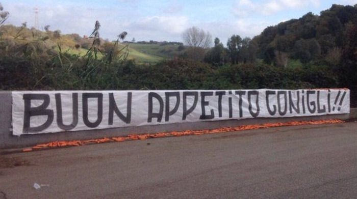 Καρότα στους παίκτες της Ρόμα από τους φιλάθλους!