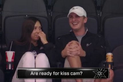 Νεαρό ζευγάρι πέφτει θύμα της kiss cam