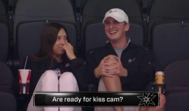 Νεαρό ζευγάρι πέφτει θύμα της kiss cam