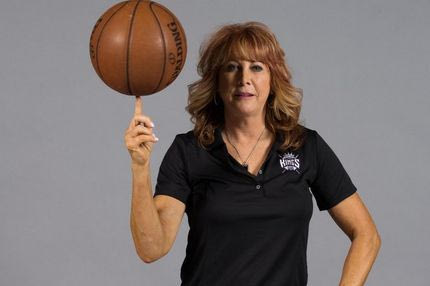 VIDEO: H βοηθός προπονητή των Κινγκς το βάζει από τη σέντρα (και χωρίς να βλέπει)