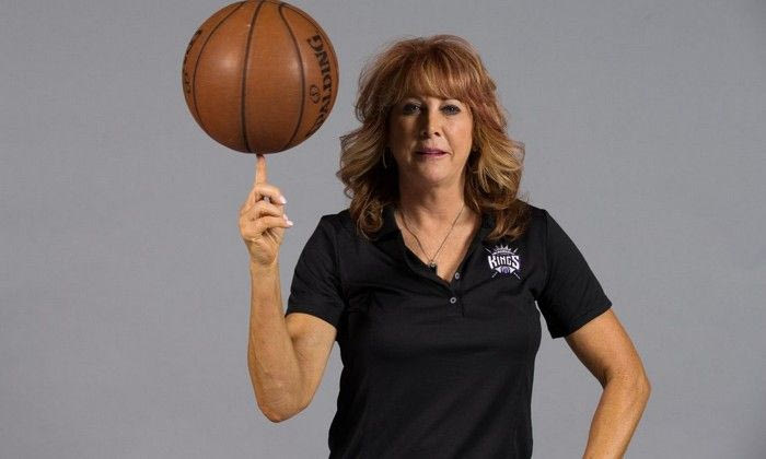 VIDEO: H βοηθός προπονητή των Κινγκς το βάζει από τη σέντρα (και χωρίς να βλέπει)