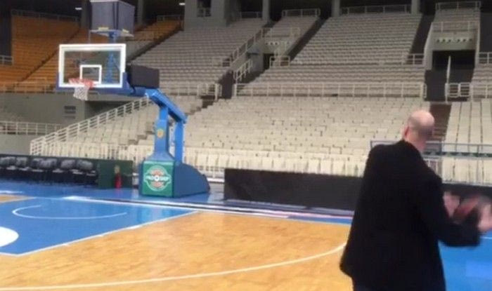 VIDEO: Το απίθανο ραβερσέ τρίποντο του Φεράν με κοστούμι στο ΟΑΚΑ