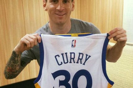 Αποθεώνονται και ανταλλάσσουν δώρα Μέσι και Κάρι