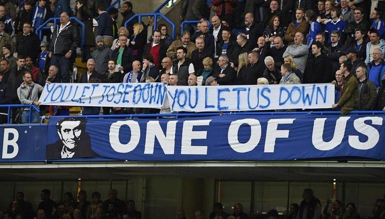 Οι φίλοι της Τσέλσι αποθέωσαν Μουρίνιο και έβριζαν παίκτες