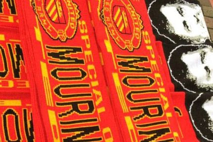 Κασκόλ για τον Μουρίνιο έξω από το “Ολντ Τράφορντ”