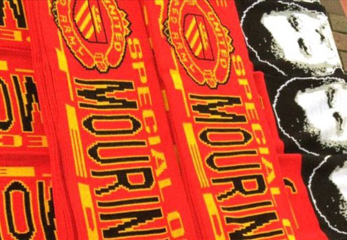 Κασκόλ για τον Μουρίνιο έξω από το “Ολντ Τράφορντ”