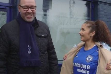 Ζητούσε από οπαδούς της Τότεναμ να τη φιλήσουν φορώντας μπλούζα της Τσέλσι