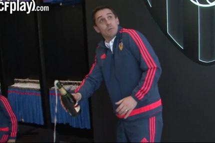 VIDEO: Το ατύχημα του Νέβιλ με τη… σαμπάνια