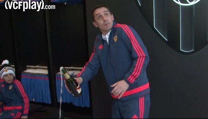 VIDEO: Το ατύχημα του Νέβιλ με τη… σαμπάνια