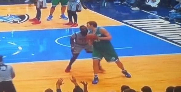 Στον Νοβίτσκι δεν σφυρίζονται βήματα!