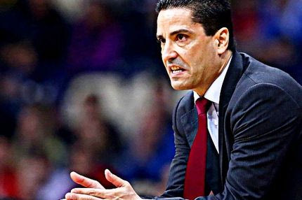 Παίζει το μπάσκετ του κόουτς