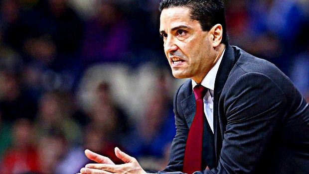 Παίζει το μπάσκετ του κόουτς