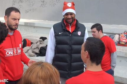 O Στρόμπερι σε ρόλο… Άι Βασίλη