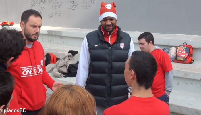 O Στρόμπερι σε ρόλο… Άι Βασίλη