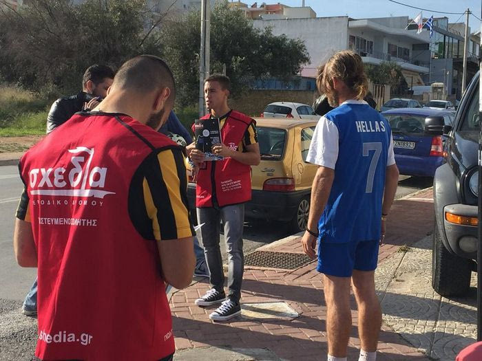 Οι παίκτες της ΑΕΚ… πωλητές του περιοδικού “Σχεδία”