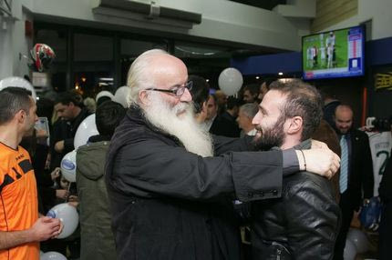 Σαλπιγγίδης και παπα-ΠΑΟΚ στα εγκαίνια του κομμωτηρίου του Χαριστέα