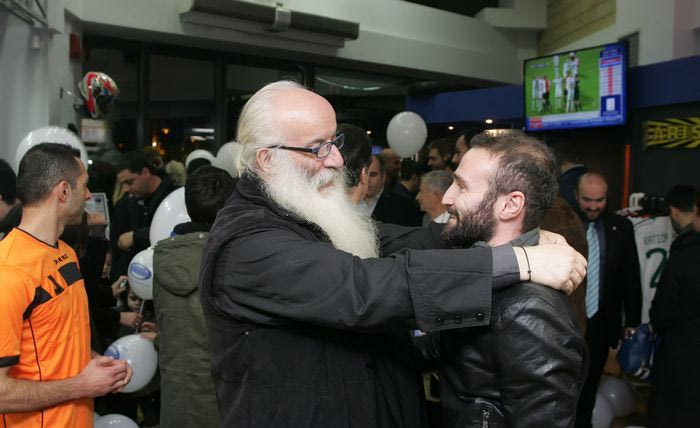 Σαλπιγγίδης και παπα-ΠΑΟΚ στα εγκαίνια του κομμωτηρίου του Χαριστέα