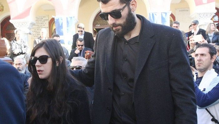 Πλήθος κόσμου στην κηδεία Ψωμιάδη, συντετριμμένος ο Μπουρούσης