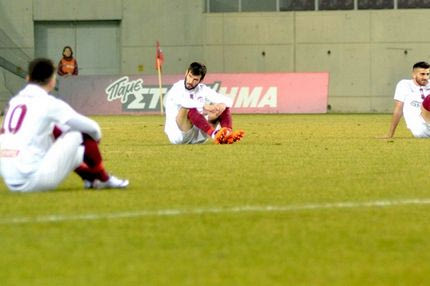 VIDEO: Η καθιστική διαμαρτυρία στο ΑΕΛ – Αχαρναϊκός για τα θύματα του Αιγαίου