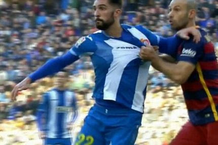 Εταιρία διαφήμισε την αντοχή της φανέλας της σε τράβηγμα του Μαστσεράνο